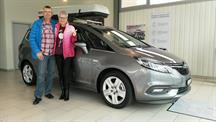 Esther und Mario Leuenberger aus Wolfwil mit ihrem Opel Zafira